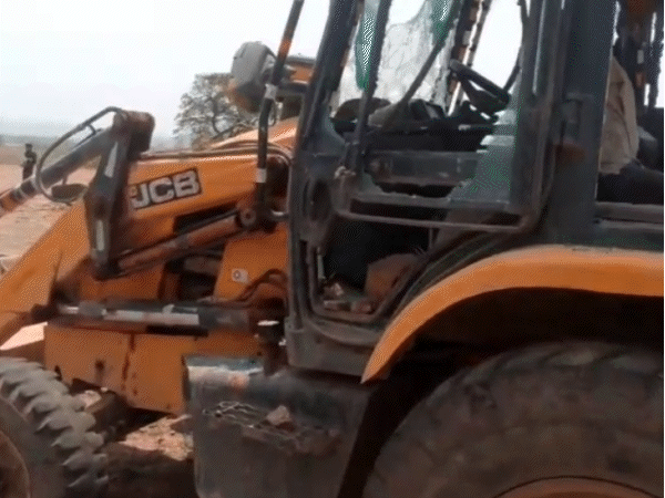 police-administration-run-jcb-over-house,-tribal-family-buried-under-debris:stone-pelting-on-officials-during-anti-encroachment-drive-in-chhatarpur