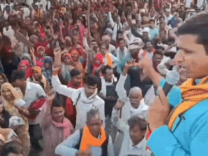 ken-betwa-link-project-row-deepens:women-stage-protest-lying-on-funeral-bier;-activist-amit-bhatnagar-detained-again-after-release
