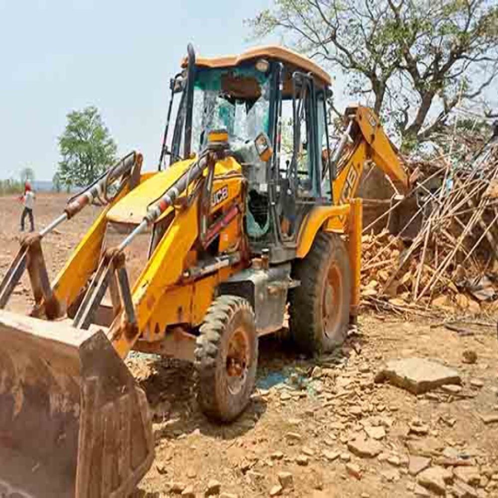 ken-betwa-project-eviction-turns-violent-in-dhodan:villagers-clash-with-police;-attack-bulldozers,-several-injured