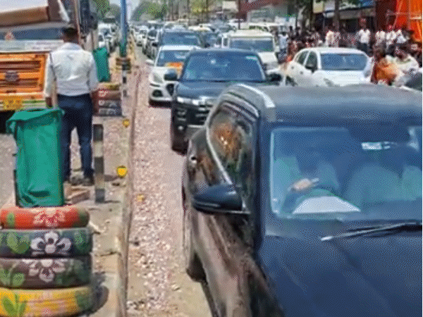 authority-president-arrives-with-convoy-of-200-vehicles:rally-blocks-road,-causes-traffic-jam;-congress-slams-pm’s-appeal