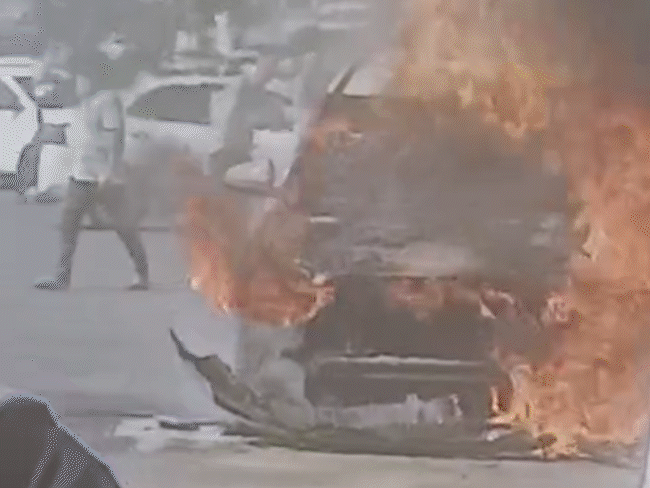 suv-catches-fire-near-electric-charging-station-in-bhopal:10-ft-high-blaze-brought-under-control;-owner-accuses-workshop-employees-of-negligence