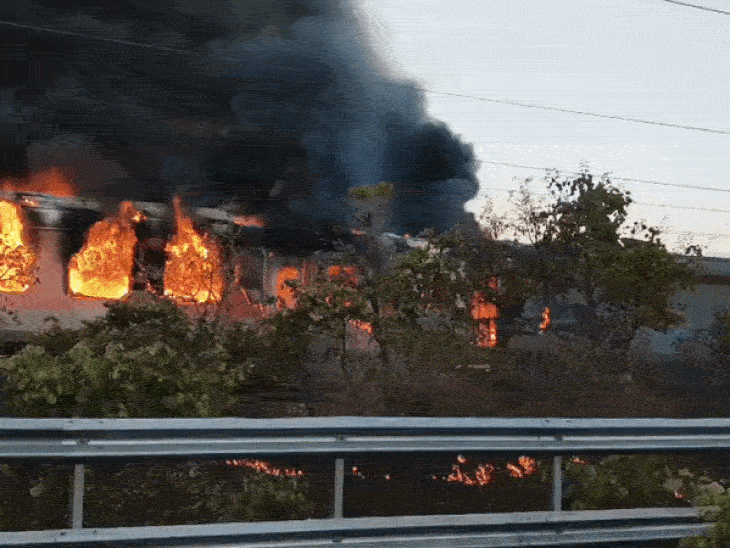 fire-breaks-out-in-rajdhani-express-near-ratlam:delhi-mumbai-rail-route-suspended-after-blaze-broke-out,-no-casualties-reported