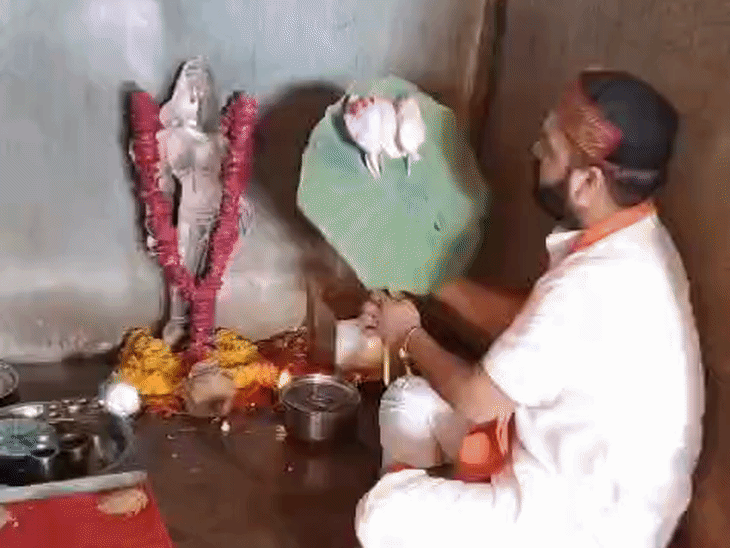 prayers-resume-at-dhar-bhojshala-after-new-guidelines:devotees-perform-maha-aarti-for-goddess-vagdevi-following-purification-rituals-inside-sanctum-sanctorum