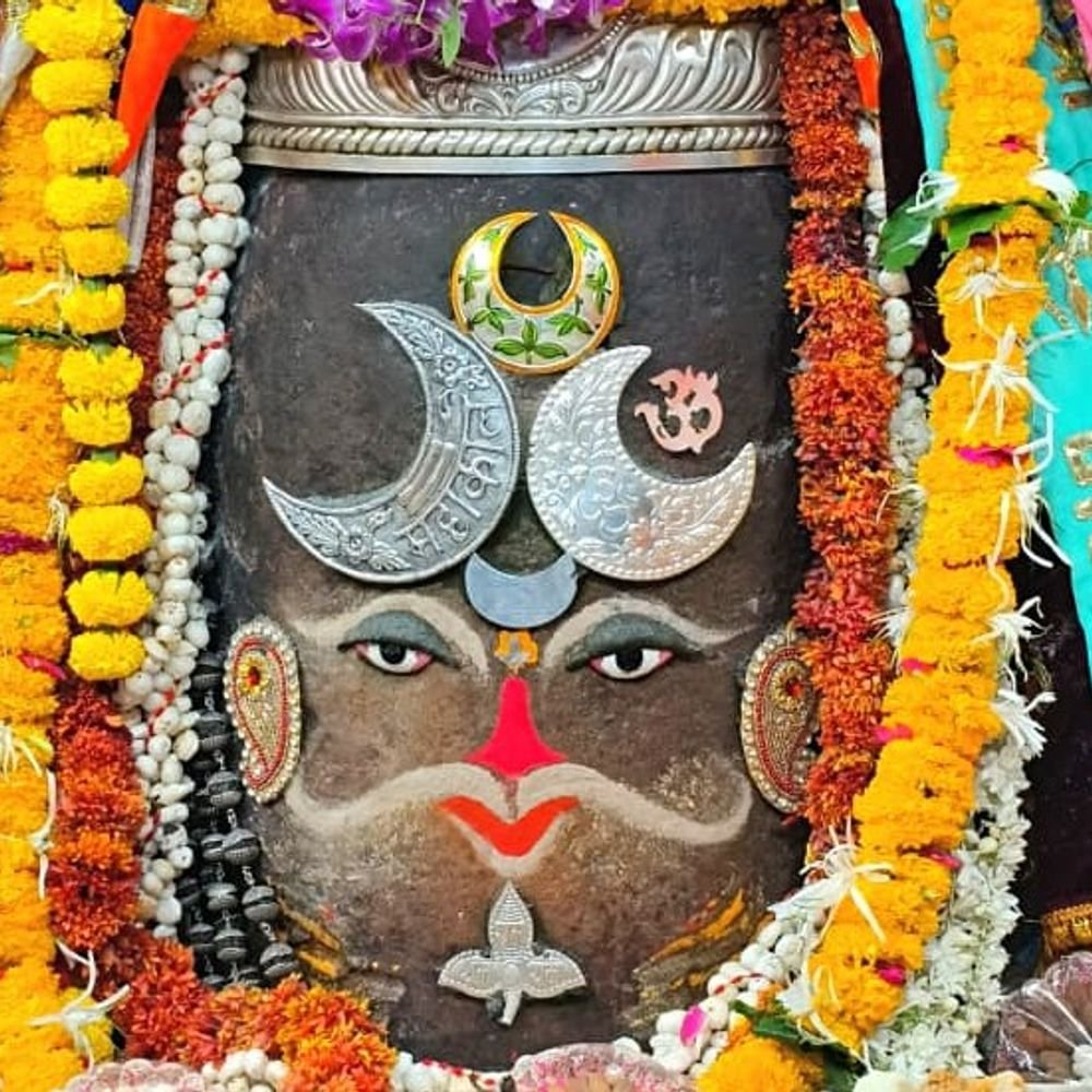 divine-adornment-of-lord-mahakal-during-monday-bhasma-aarti:jyotirlinga-decorated-with-silver-moon-crown-and-tripund-tilak-at-mahakaleshwar-temple