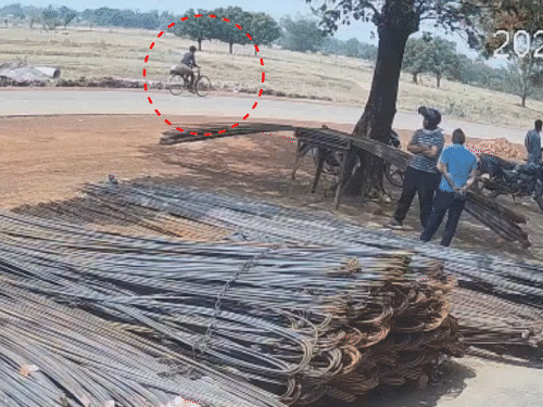 cyclist-thrown-6-feet-in-air-after-bike-collision:flung-25-feet-away,-dies-on-spot;-couple-on-motorcycle-injured