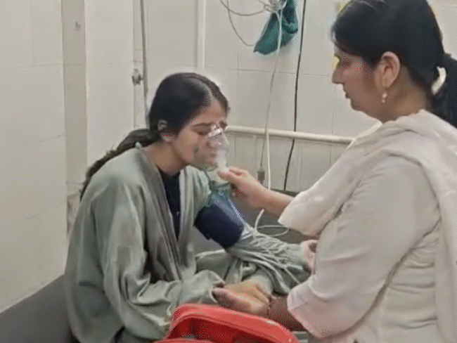 4-children-fall-ill-while-swimming-in-bhopal:breathing-trouble-reported-at-prakash-taran-pushkar;-family-members-rushed-to-hospital