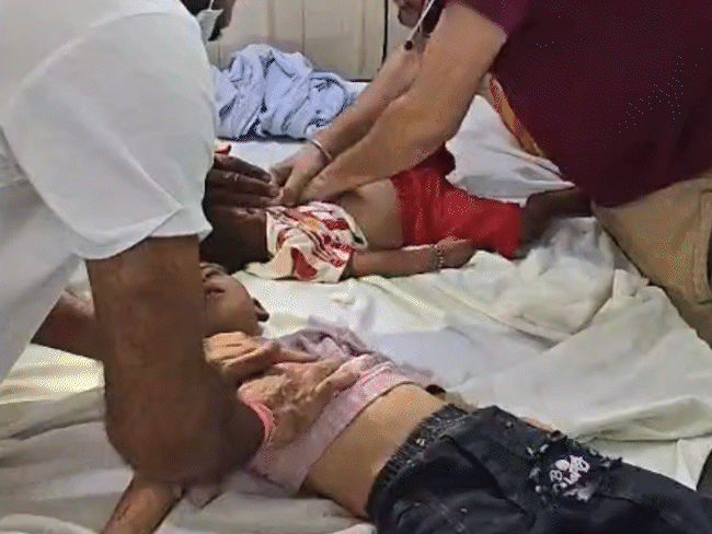 siblings-killed-after-car-hits-family-bike-in-khargone:father’s-leg-fractured,-mother-injured;-cpr-video-surfaces