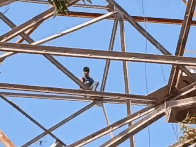 man-climbs-800-foot-tower-with-family:accuses-police-of-assault,-refuses-to-come-down-for-4-hours;-army-called-for-rescue