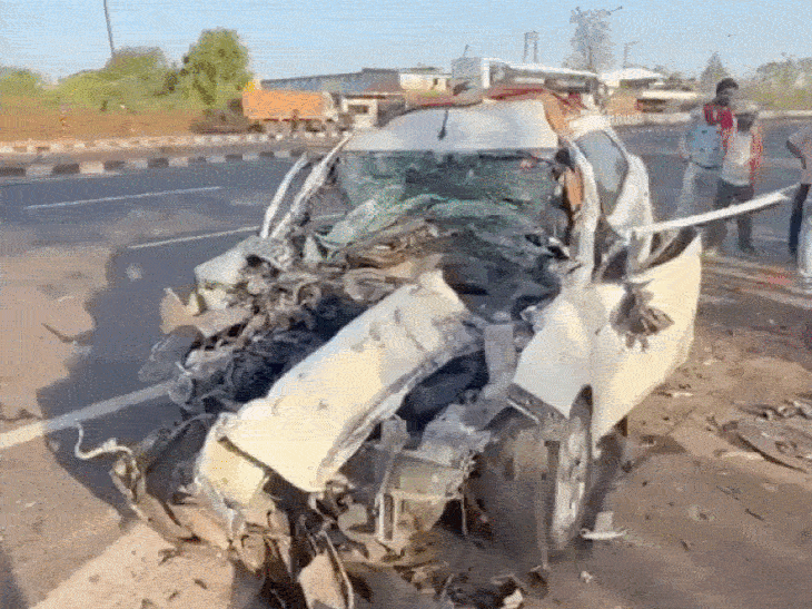 2-men-killed-in-car-truck-collision:were-returning-to-up-after-mahakal-darshan-in-ujjain;-3-injured,-2-referred-to-jabalpur