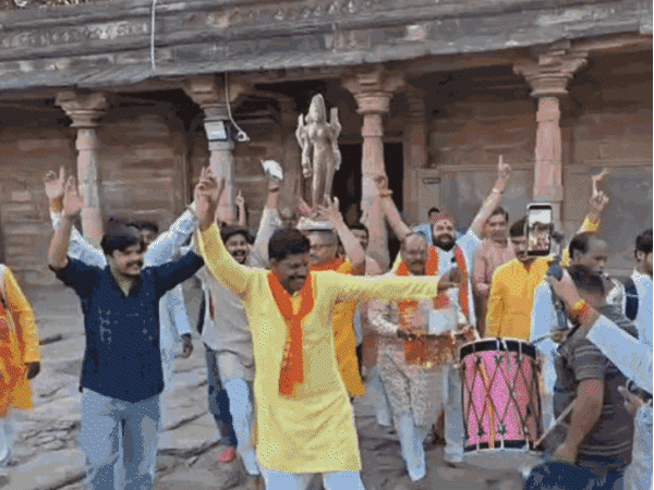devotees-offer-prayers-at-bhojshala:2,000-policemen-deployed-in-dhar;-muslim-side-moves-to-sc