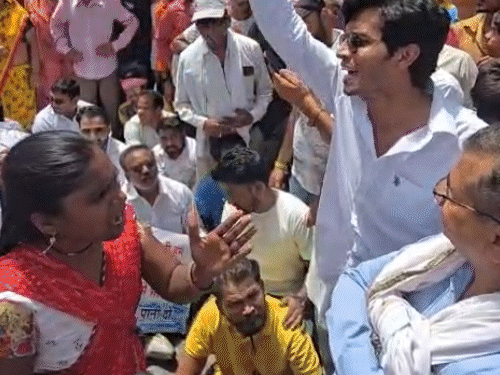 water-crisis-triggers-road-blockades-and-protests-in-indore:congress-leaders-and-residents-stage-demonstrations