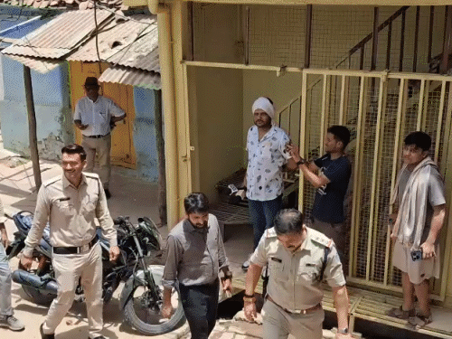 british-era-silver-coins-found-during-excavation:labourers-approach-police-after-house-owner-refuses-share;-claim-coins-weigh-over-35-kg