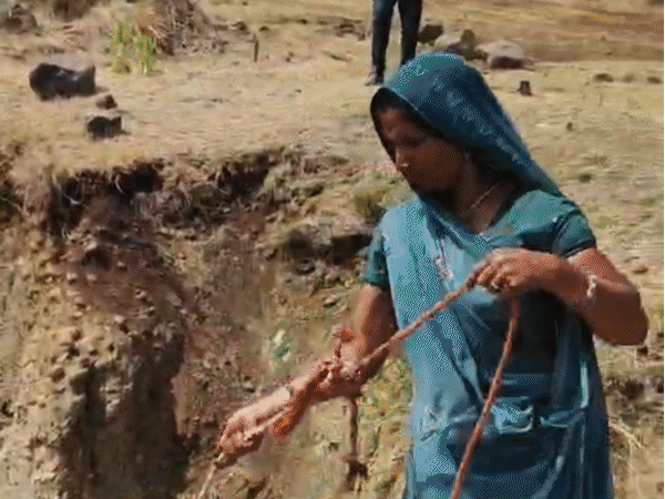 rajasthan-well-quenches-thirst-of-mp-village:no-water-supply-from-taps-installed-under-har-ghar-nal-se-jal-scheme
