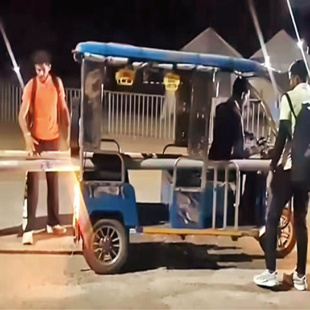 gold-medallists-suffer-miserable-fate-right-after-victory:champion-dev-meena-struggles-to-transport-poles,-was-deboarded-from-train-in-mumbai