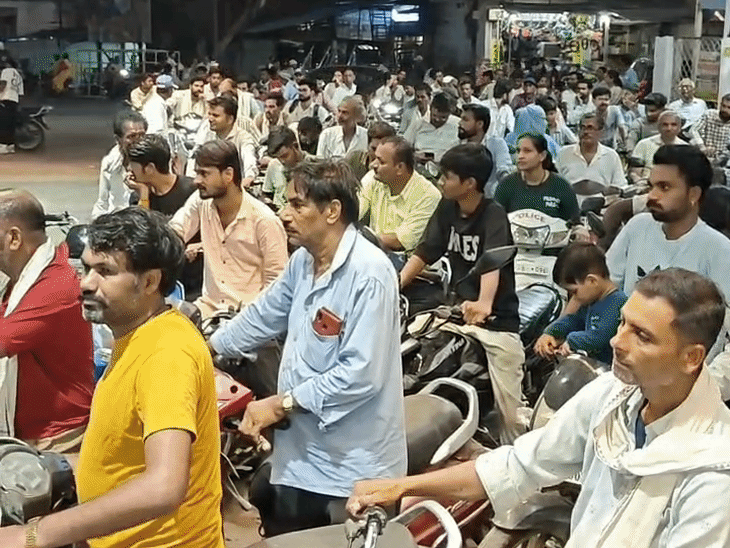 fuel-shortage-triggers-chaos-at-narmadapuram-petrol-pumps:long-queues-force-vehicle-owners-to-buy-expensive-premium-petrol-instead