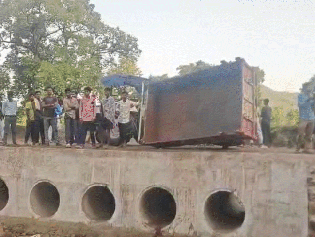 41-fall-10-feet-off-bridge-after-tractor-trolley-overturns,-4-dead:37-injured;-villagers-were-returning-after-worship