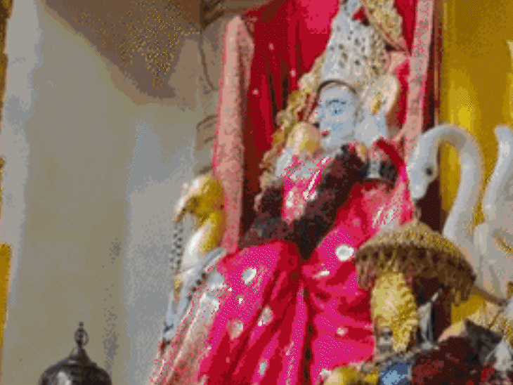 krunal-pandya-visits-temple-ahead-of-rcb-vs-gt-showdown:fans-complain-about-online-ticket-booking,-arvind-vegda-to-perform-at-closing-ceremony