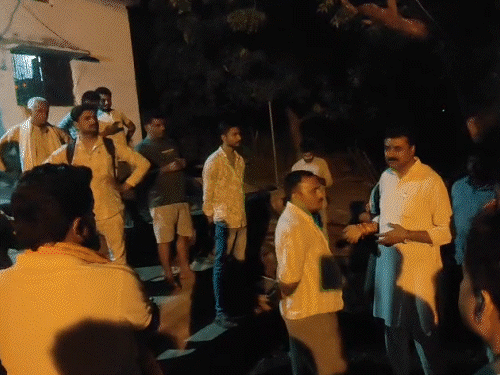 power-operator-alleges-magistrate-forced-citywide-blackout:said-‘cut-everyone’s-power-until-mine-is-restored’,-residents-protest-in-chitrakoot