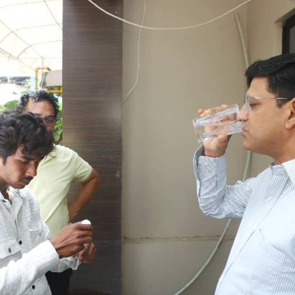 pcc-chief-patwari’s-‘90%-water-unsafe’-claim-sparks-row:mayor-drinks-tap-water-among-residents,-rejects-allegations-of-widespread-contamination