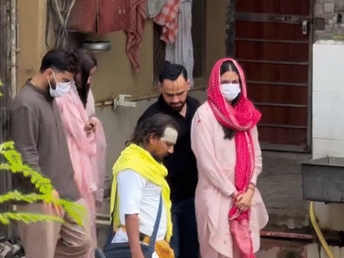 virat-kohli,-anushka-meet-premanand-maharaj-after-rcb’s-ipl-win:couple-walked-bare-foot-into-the-ashram,-third-visit-to-vrindavan-in-2026