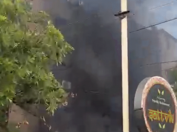 20-people-stranded-after-indore-ev-showroom-catches-fire:neighbours-create-escape-route-from-rooftops;-rope-rescue-saves-all