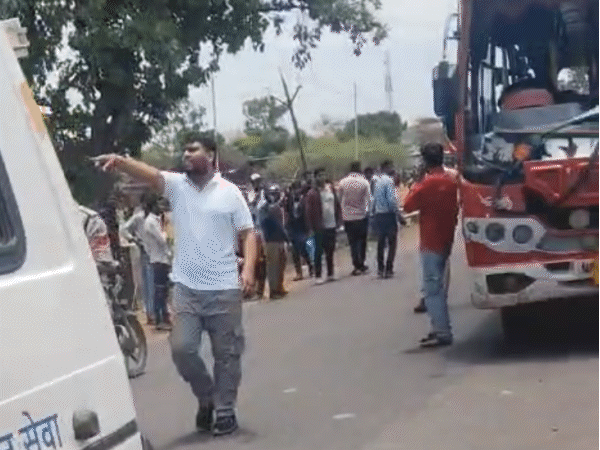 2-buses-collide-head-on-in-raisen:3-killed-near-toll-plaza,-several-injured;-police-and-administration-teams-at-spot