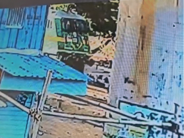 neet-aspirant-falls-from-railway-overbridge:lies-injured-on-tracks-for-30-minutes-as-no-one-helps