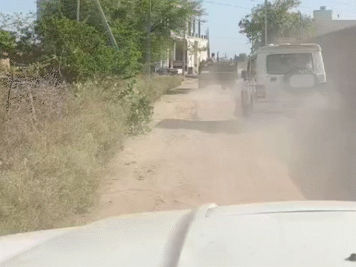 tractor-rams-rto-scorpio-during-checking:driver-flees-from-nh-44-checkpoint;-crashes-into-electric-pole-during-chase-in-morena