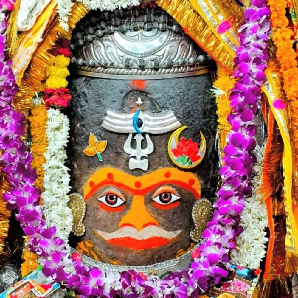 lord-mahakal’s-divine-darshan:regal-attire-and-sandalwood-tilak-mark-monday’s-bhasma-aarti
