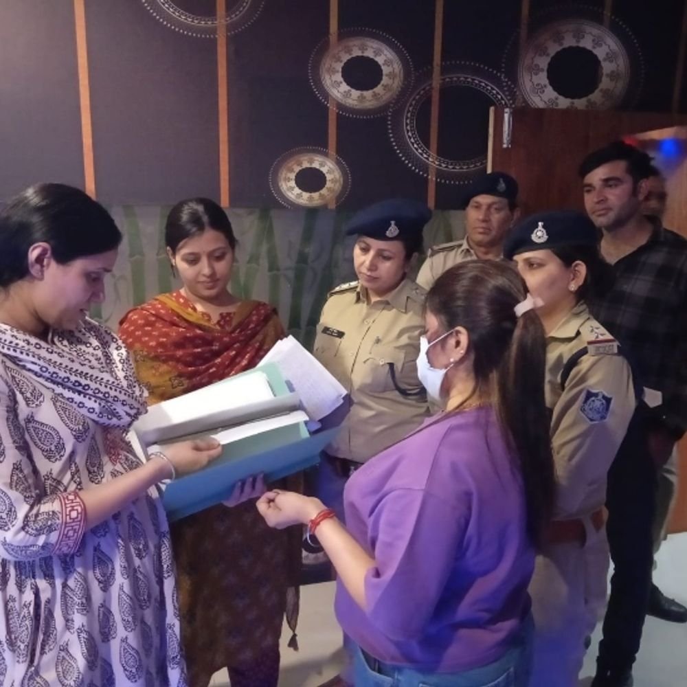 women-hide-in-kitchen-as-police-raids-in-gwalior-spa:incomplete-entries-found-in-register;-questioning-underway