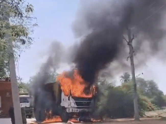 mob-attacks-driver-before-police-in-bhind:dragged-him-from-dial-112-vehicle,-torched-truck-after-fatal-road-accident