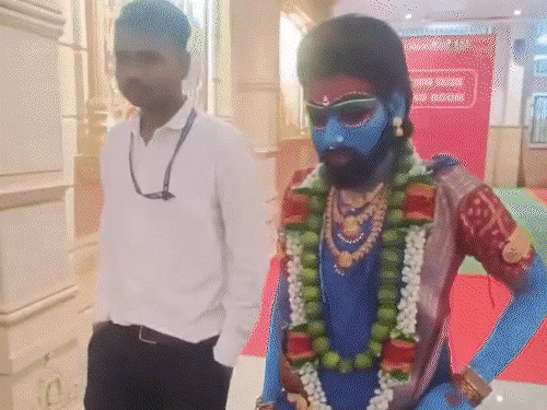 man-dressed-in-pushpa-saree-style-gets-vip-access-at-mahakal:viral-clip-shows-special-entry-and-photography-inside-restricted-areas
