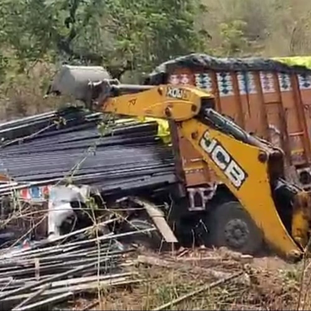 another-accident-in-naga-valley-on-jabalpur-raipur-highway:iron-laden-truck-overturns,-driver-and-helper-injured