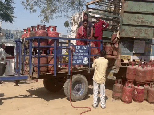 ujjwala-beneficiaries-to-get-only-4-cylinders-at-lower-price:govt-says-world’s-cheapest-cooking-gas-is-available-in-india