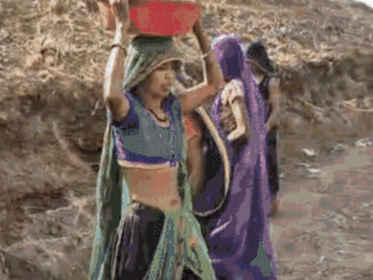 inspired-by-dashrath-manjhi,-barwani-villagers-carve-road-through-hill:women,-children-join-effort;-half-of-mountain-route-cleared