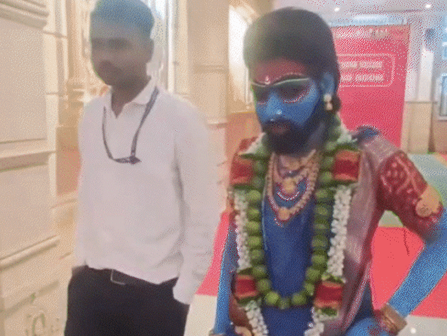 ‘pushpa’-styled-devotee-releases-fresh-mahakal-video:appeals-against-action-on-temple-staff,-says,-‘i-was-granted-vip-entry’
