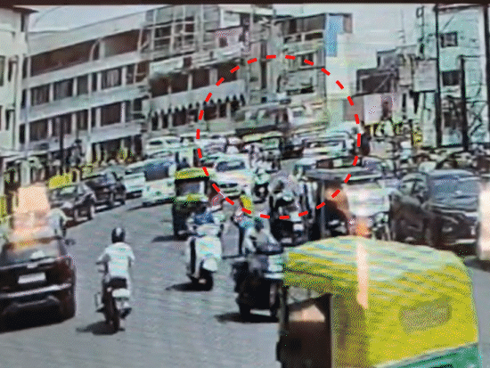 municipal-corporation-tanker-runs-over-vehicles-in-indore:4-injured-as-panic-erupts;-locals-vandalise-tanker,-people-flee-in-chaos