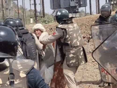 villagers-pelt-stones-at-police-during-encroachment-removal-in-ratlam:woman-officer-injured,-tear-gas-shells-fired-to-control-crowd