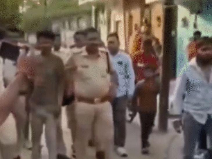 man-arrested-for-alleged-sexual-act-with-cow-in-gwalior:police-parade-accused-to-crime-scene;-cctv-footage-key-evidence