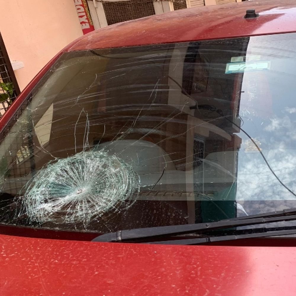 neighbour-attacks-family-over-2-year-old-feud-in-gwalior:pelts-stones-at-car-parked-outside,-targets-women-who-tried-to-stop-him