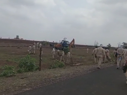 forest-team-attacked-during-anti-encroachment-drive-in-dewas:100-villagers-pelt-stones,-vehicles-vandalised;-6-staff-injured