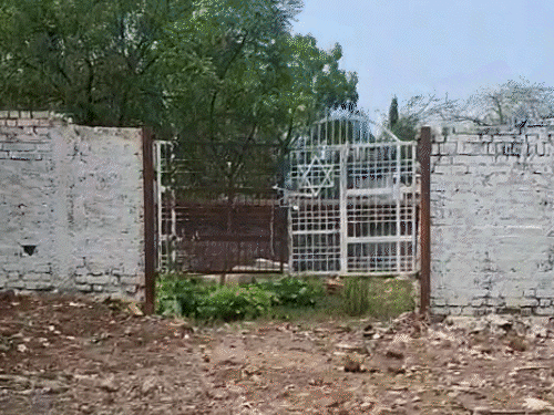 land-mafia-eyes-mp–chhattisgarh’s-only-jewish-cemetery:graves-damaged-in-jabalpur,-boundary-wall-broken,-case-reaches-court