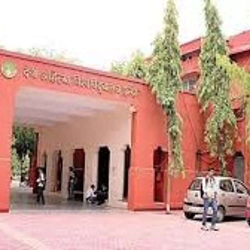 hindi-medium-journalism-students-given-english-question-paper:chaos-at-davv-exam-centers;-officials-ordered-hindi-translation