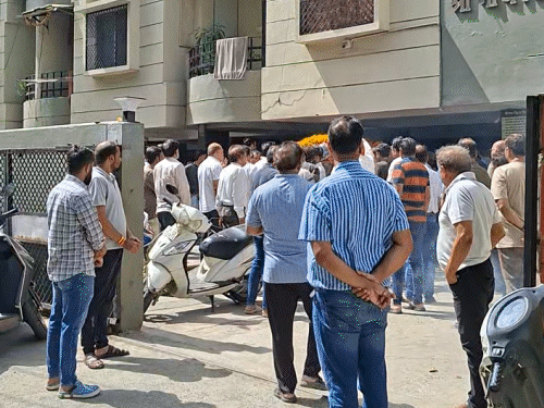 mother-dies-moments-after-seeing-son’s-body-in-indore:collapses-after-touching-his-head;-family-donates-eyes-of-both