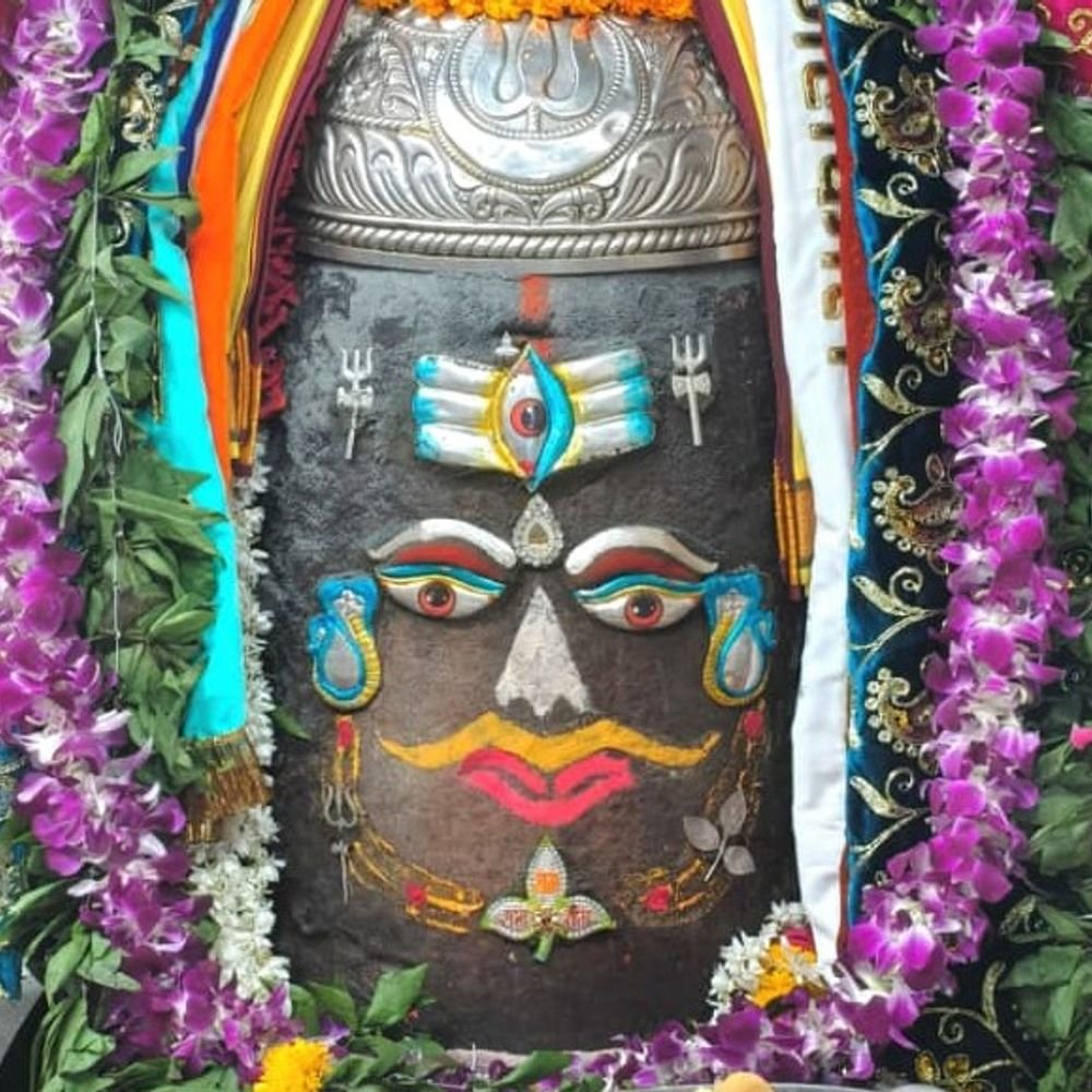 lord-mahakal-adorned-in-regal-tuesday-appearance:sacred-ash-ritual-and-special-prayers-attracted-devotees-to-temple