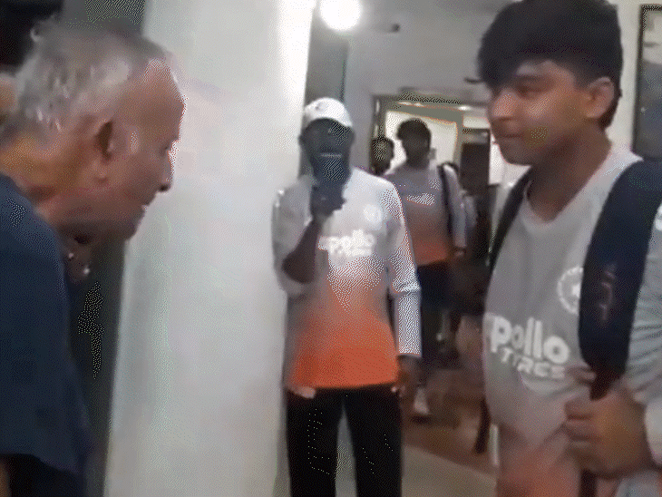 vaibhav-sooryavanshi-touches-feet-of-sri-lanka’s-first-odi-captain:15-year-old-greets-anura-tennekoon-shortly-after-fight-with-lankan-bowler