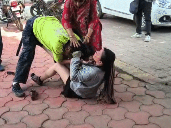 fight-breaks-out-between-women-at-jabalpur-sp-office:drag-each-other-to-the-ground,-scratch-faces-and-hurl-abuses;-police-intervene