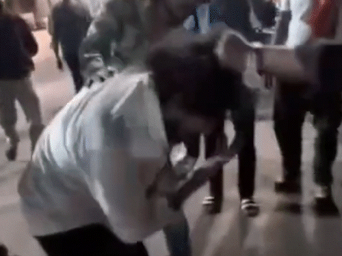 muslim-youth-beaten-at-mahakal-temple-after-aadhaar-check:had-tripund-and-‘mahakal’-on-forehead;-queued-for-bhasma-aarti
