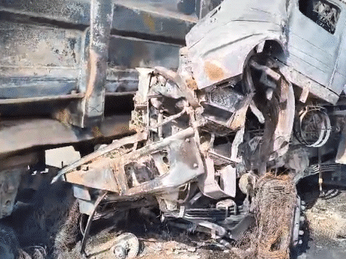 2-drivers-burnt-alive-after-fuel-tank-explosion-in-gwalior:head-on-collision-between-dumper-and-truck-sparks-massive-fire