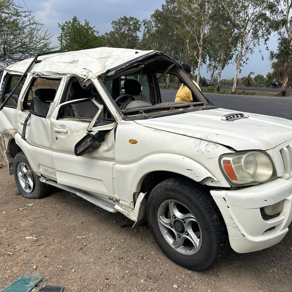 newly-purchased-scorpio-crashes-on-highway:aunt-and-nephew-lose-lives,-10-injured;-cause-of-accident-not-revealed